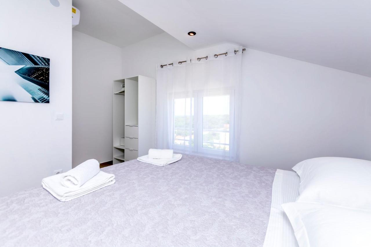 Apartment Dora Primosten Exterior photo